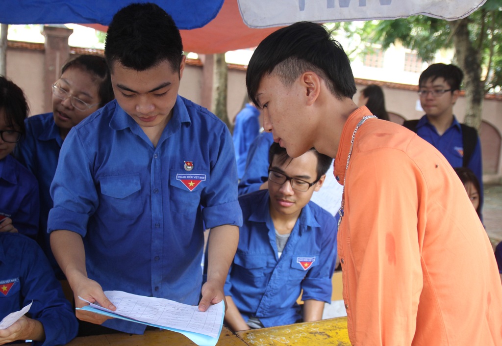 Thí sinh người Mông rời rừng xuống phố đi thi - 4 Khi xuống TP Vinh các em tiếp tục được các tình nguyện viên hỗ trợ, giúp đỡ tìm nơi ăn chốn ở thuận tiện nhất.