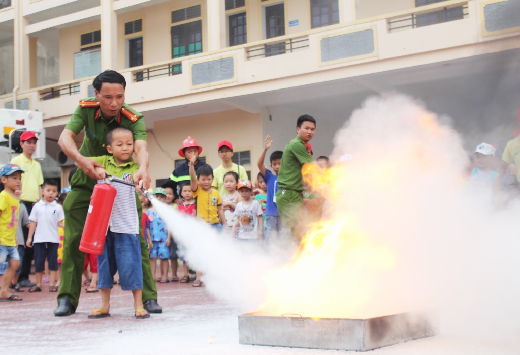 Xem các bé chiến đấu với “giặc lửa” - 12 Dù ít tuổi nhưng các cháu tỏ ra tiếp thu và thực hành kỹ năng dập tắt đám cháy khá thuần thục...