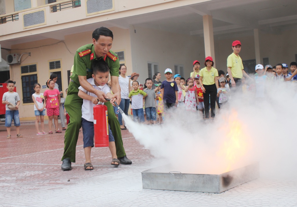 Xem các bé chiến đấu với “giặc lửa” - 13 ... dưới sự hướng dẫn trực tiếp của cán bộ Phòng PCCC số 1.