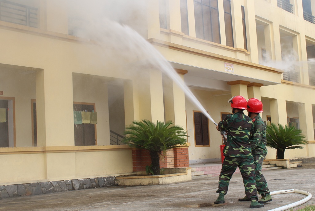 Xem lực lượng chống khủng bố trấn áp tội phạm, giải cứu con tin - 15
Lực lượng kiêm nhiệm PCCC với phương tiện hiện đại dập tắt đám cháy.