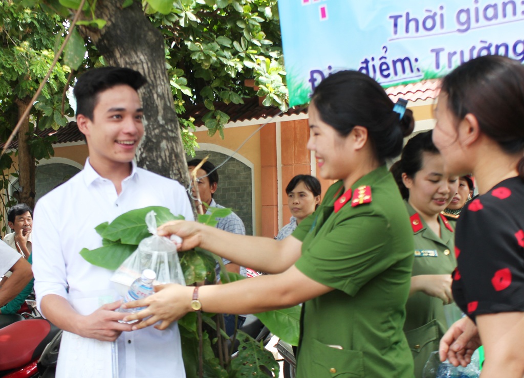 Công an, cán bộ Hải quan nấu cơm phục vụ thí sinh - 8
Những suất cơm nghĩa tình đến với các thí sinh là sự động viên về mặt tinh thần rất lớn cho thí sinh và người nhà các em.