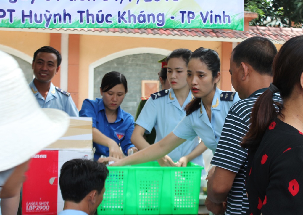Công an, cán bộ Hải quan nấu cơm phục vụ thí sinh - 7 Cơm được tập kết trước điểm thi Trường THPT Huỳnh Thúc Kháng (TP Vinh) khi buổi thi đầu tiên sắp kết thúc.