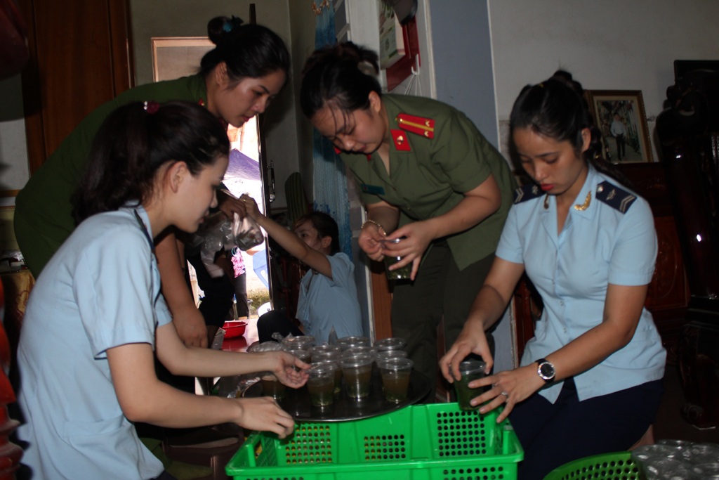 Công an, cán bộ Hải quan nấu cơm phục vụ thí sinh - 4 Chuẩn bị cho từng suất cơm với thịt, rau, canh.