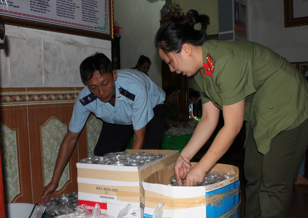 Công an, cán bộ Hải quan nấu cơm phục vụ thí sinh - 5 Đóng thùng trước khi đưa ra điểm phát cơm.