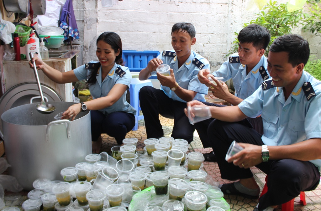 Công an, cán bộ Hải quan nấu cơm phục vụ thí sinh - 3 Cán bộ Cục Hải quan Nghệ An chuẩn bị canh...