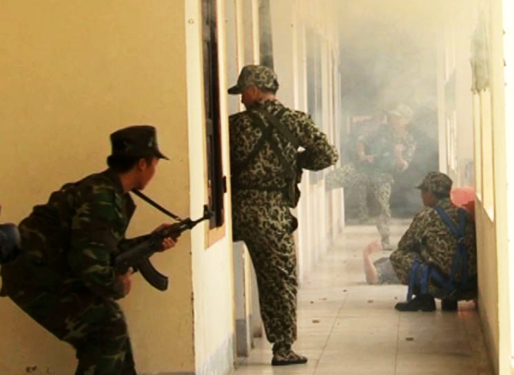 Tấn công vão khu vực ẩn náu của bọn khủng bố.