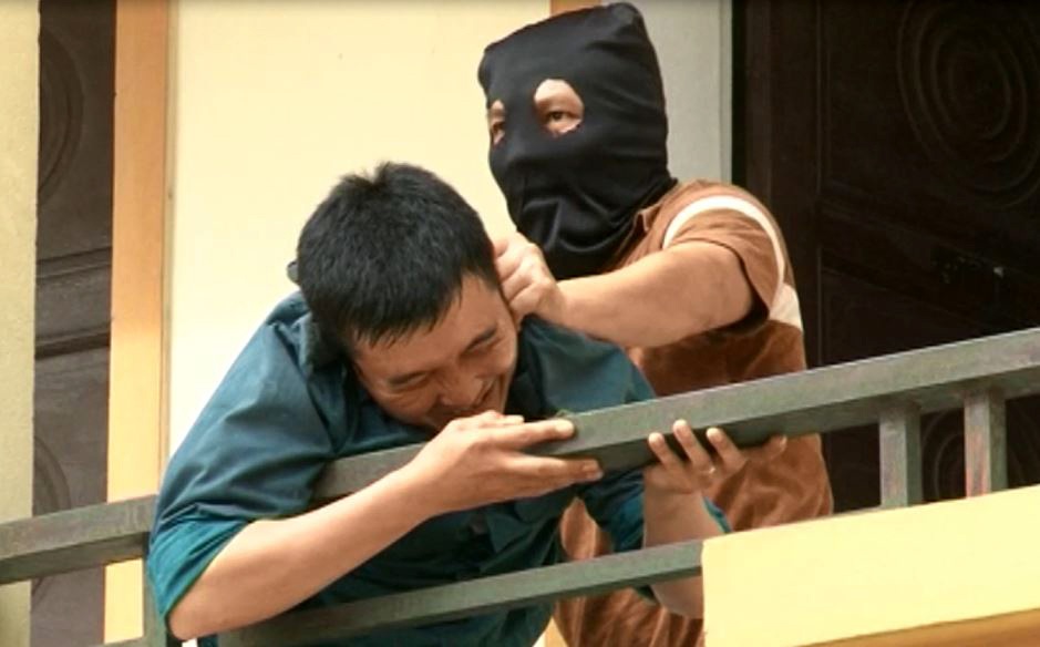 ...uy hiếp để ra yêu sách.