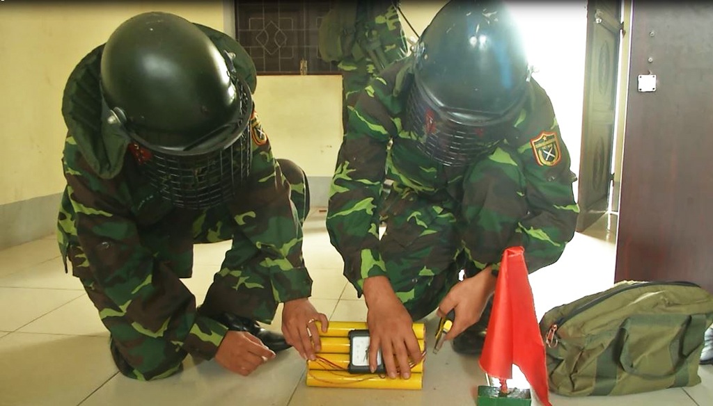 Dò tìm và rà phá thành công bom mìn bị bọn khủng bố cài trong tòa nhà.