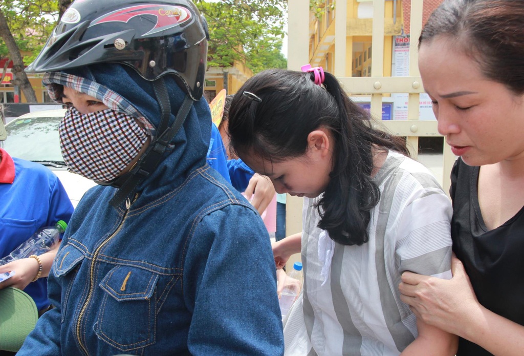 Vừa tháo bó bột chân trái, thí sinh bị ngã gãy chân phải ngay trước buổi thi đầu tiên - 1 Thí sinh Ngô Thị Quỳnh Huyền được mẹ và bạn đưa đến điểm thi sau khi bị ngã xe máy, gãy xương bàn chân.