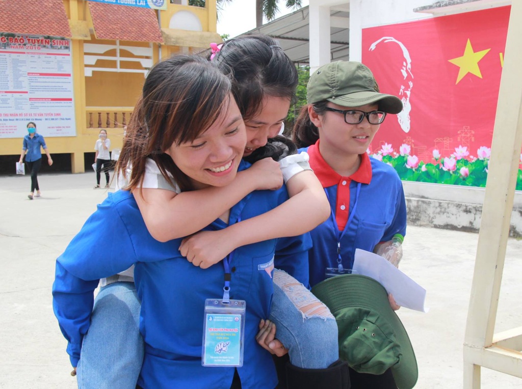 Vừa tháo bó bột chân trái, thí sinh bị ngã gãy chân phải ngay trước buổi thi đầu tiên - 3 Các tình nguyện viên thay nhau cõng Huyền vào phòng thi.