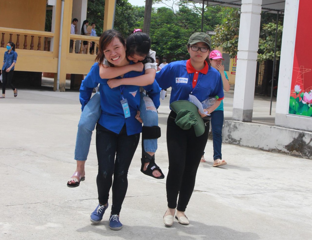 Vừa tháo bó bột chân trái, thí sinh bị ngã gãy chân phải ngay trước buổi thi đầu tiên - 2 Sau khi được cố định phần xương gãy, Huyền tiếp tục tới điểm thi để hoàn thành các môn thi của mình.
