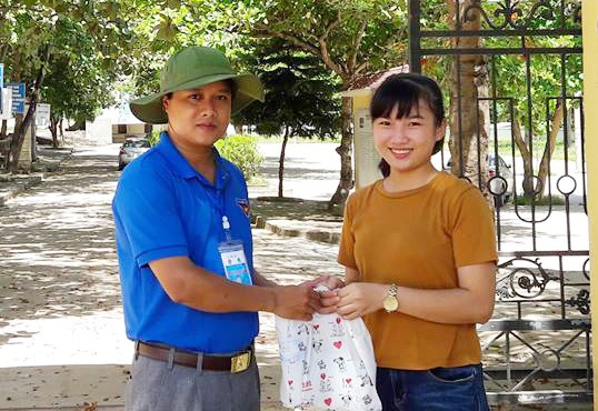 Nụ cười rạng rỡ của thí sinh hoàn thành sớm kỳ thi THPT quốc gia - 4 Thí sinh Lê Thị Ni Na là thí sinh duy nhất của thị xã Thái Hòa (thuộc cụm thi địa phương do Sở GD-ĐT Nghệ An tổ chức) đăng kí môn Vật Lý. Trước khi buổi thi diễn ra, Ni Na nhận được món quà động viên khích lệ từ các anh chị tình nguyện viên.