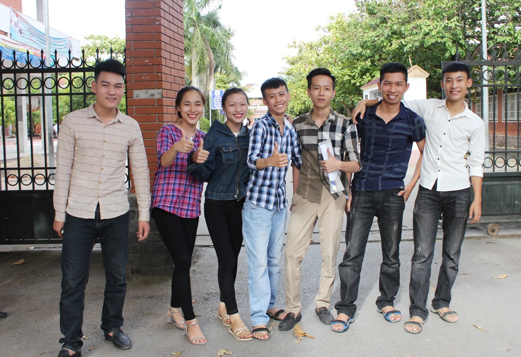Nụ cười rạng rỡ của thí sinh hoàn thành sớm kỳ thi THPT quốc gia - 3
Đối với nhiều thí sinh thì đây là kỳ thi khá thành công do các em không bị áp lực quá nhiều về điểm số, nhiều em chỉ cần qua điểm liệt là đủ điều kiện để xét tốt nghiệp THPT.