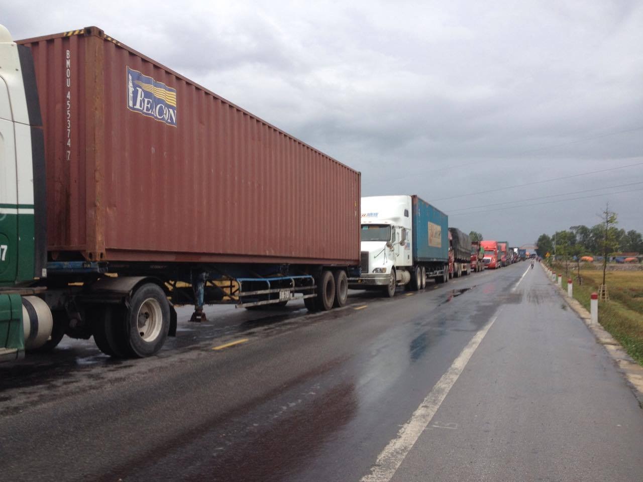 Tránh vết dầu loang, 3 ôtô "dàn hàng ngang", Quốc lộ 1A ách tắc kéo dài - 4 Quốc lộ 1A đoạn tránh TP Vinh tắc nghẽn kéo dài sau vụ tai nạn hi hữu.