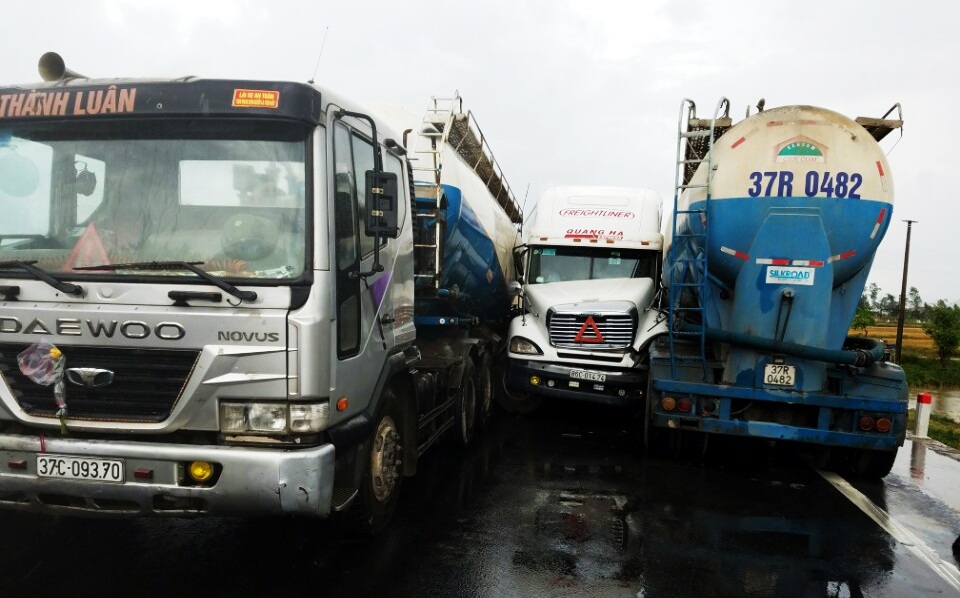 Tránh vết dầu loang, 3 ôtô "dàn hàng ngang", Quốc lộ 1A ách tắc kéo dài - 1 3 xe ô tô mắc kẹt, dàn thành hàng ngang trên đường.