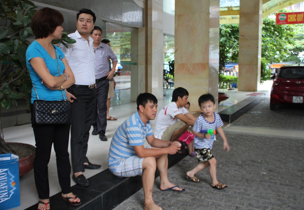 Tiền chưa về, khách chưa rời khách sạn! - 2 Gần 90 du khách trải qua 3 tiếng chờ đợi mệt mỏi vì sự cố tăng giá tiền phòng do ăn không đủ 3 bữa chính tại Khách sạn Thái Bình Dương.
