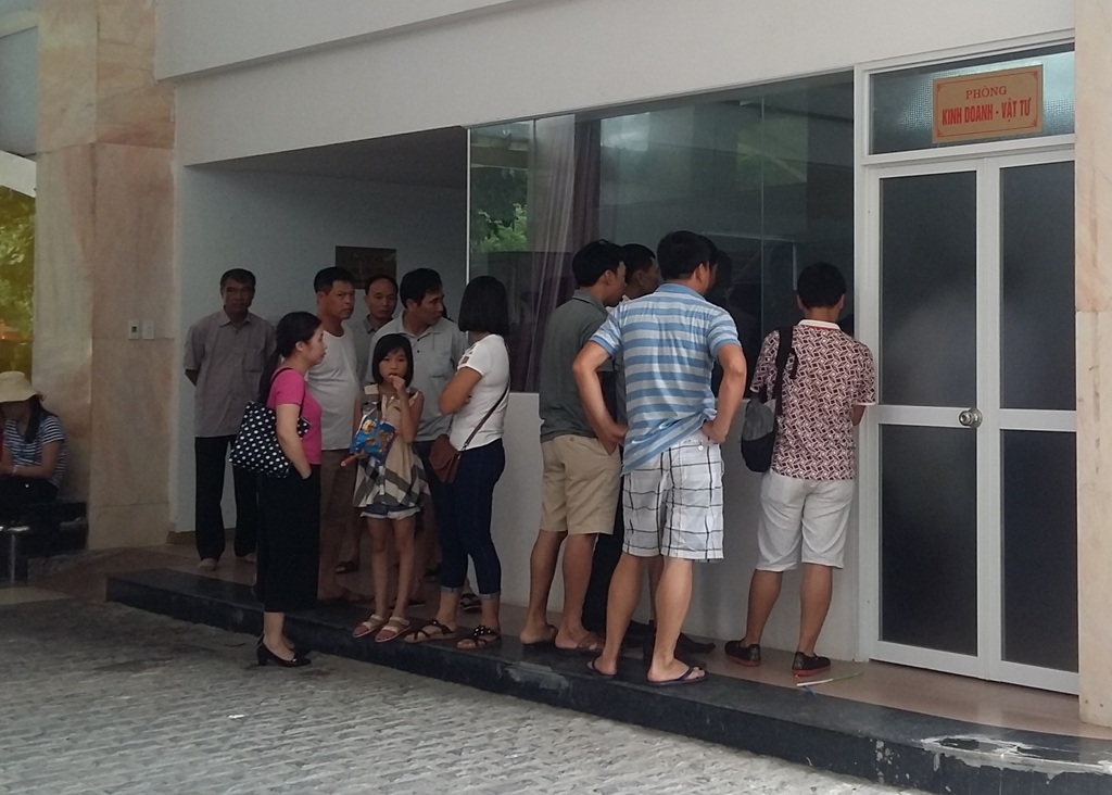 Trưởng phòng Văn hóa nộp tiền “giải cứu” gần 90 du khách - 3 Nhiều du khách tập trung trước phòng làm việc, chờ đợi kết quả giải quyết của các đơn vị liên quan.