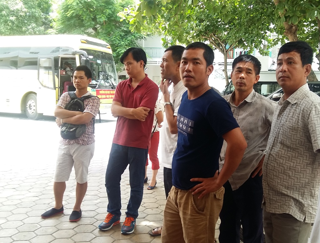 Trưởng phòng Văn hóa nộp tiền “giải cứu” gần 90 du khách - 1 Trưa ngày 6/7, gần 90 khách du lịch, gồm cả trẻ em vạ vật dưới sân do khách sạn Thái Bình Dương giữ ô tô...