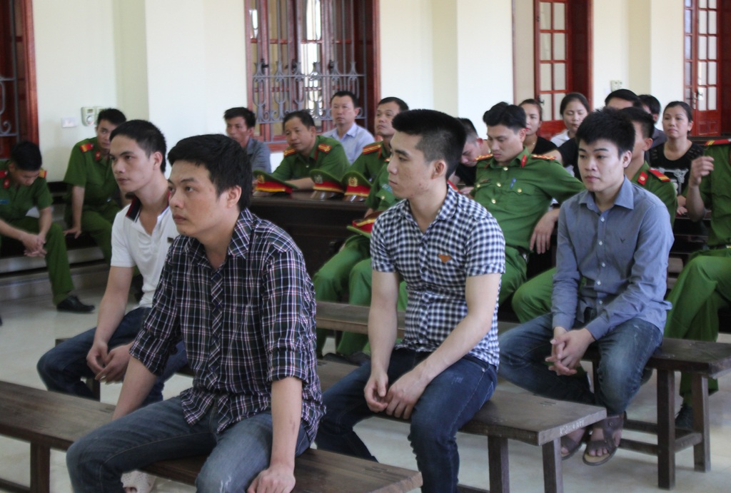 Xét xử vụ "đi đòi nợ thành cướp tài sản": Bị hại vắng mặt lần thứ 4 - 2 Các bị cáo còn lại cũng không thừa nhận hành vi phạm tội như cáo trạng nêu.