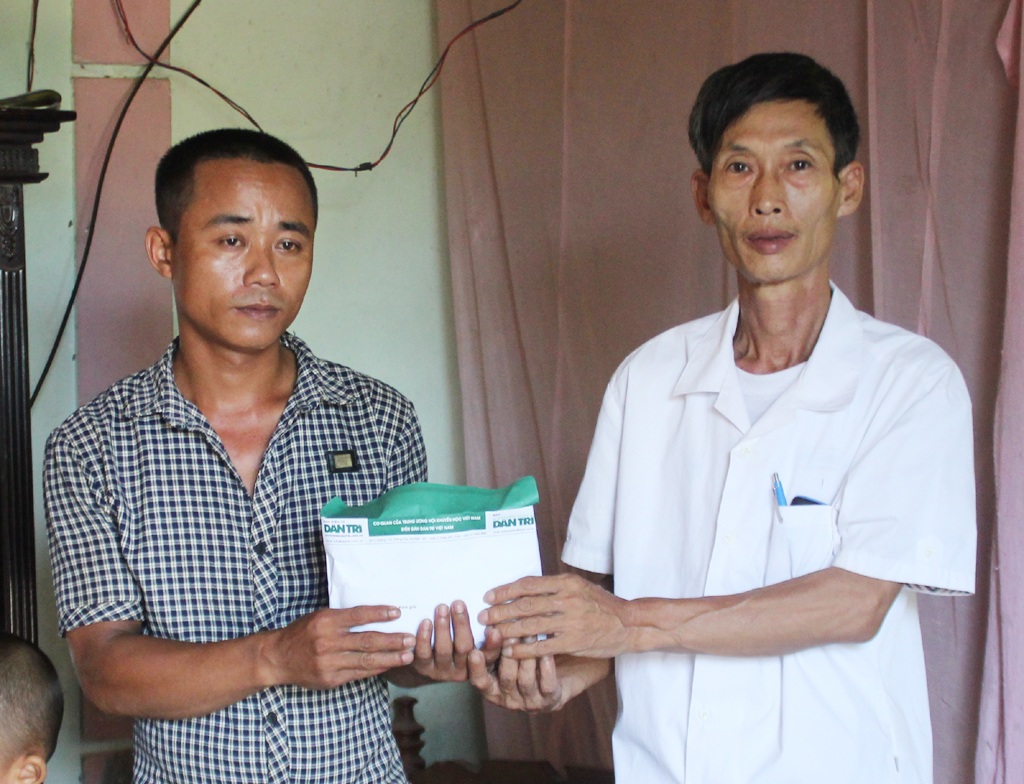 Gần 110 triệu đồng đến với cha con anh Trương Văn Minh - 2 Ông Trương Văn Tuyền - Chủ tịch Hội chữ thập đỏ xã Nghi Văn trao số tiền độc giả Báo Dân trí ủng hộ tới gia đình anh Trương Văn Minh.