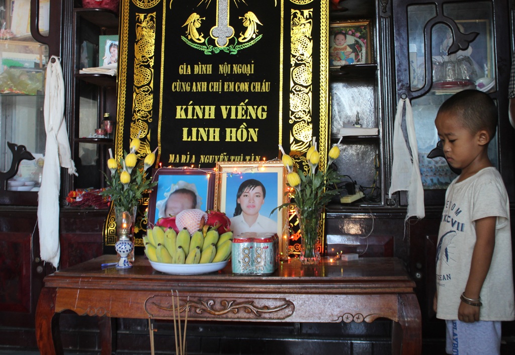 Gần 110 triệu đồng đến với cha con anh Trương Văn Minh - 1 Bé Tiểu Bảo bên di ảnh mẹ và em trai.