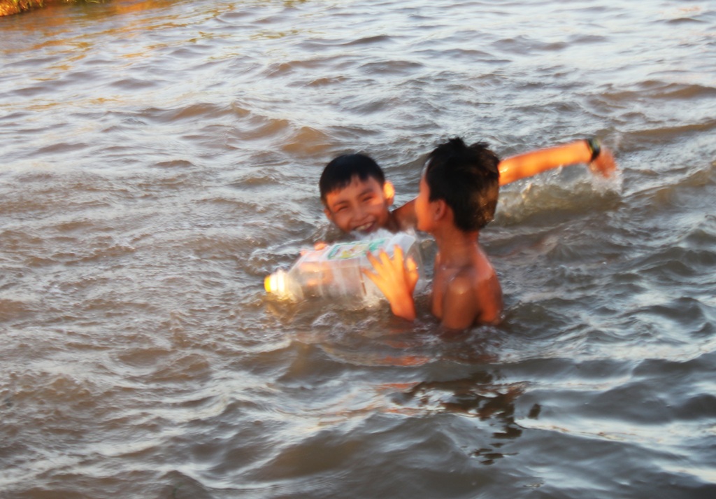 "Rùng mình" xem trẻ em nông thôn tập bơi - 5 "Rùng mình" xem trẻ em nông thôn tập bơi - 5