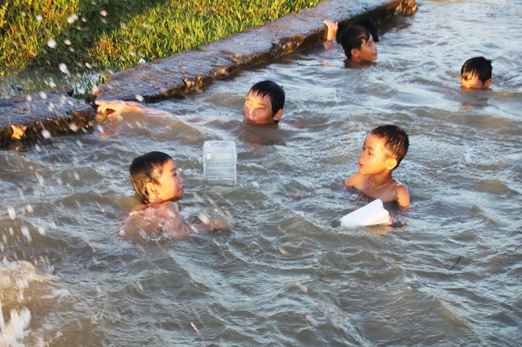 "Rùng mình" xem trẻ em nông thôn tập bơi - 4 ... đùa giỡn tính mạng của mình bằng những chiếc can nhựa
