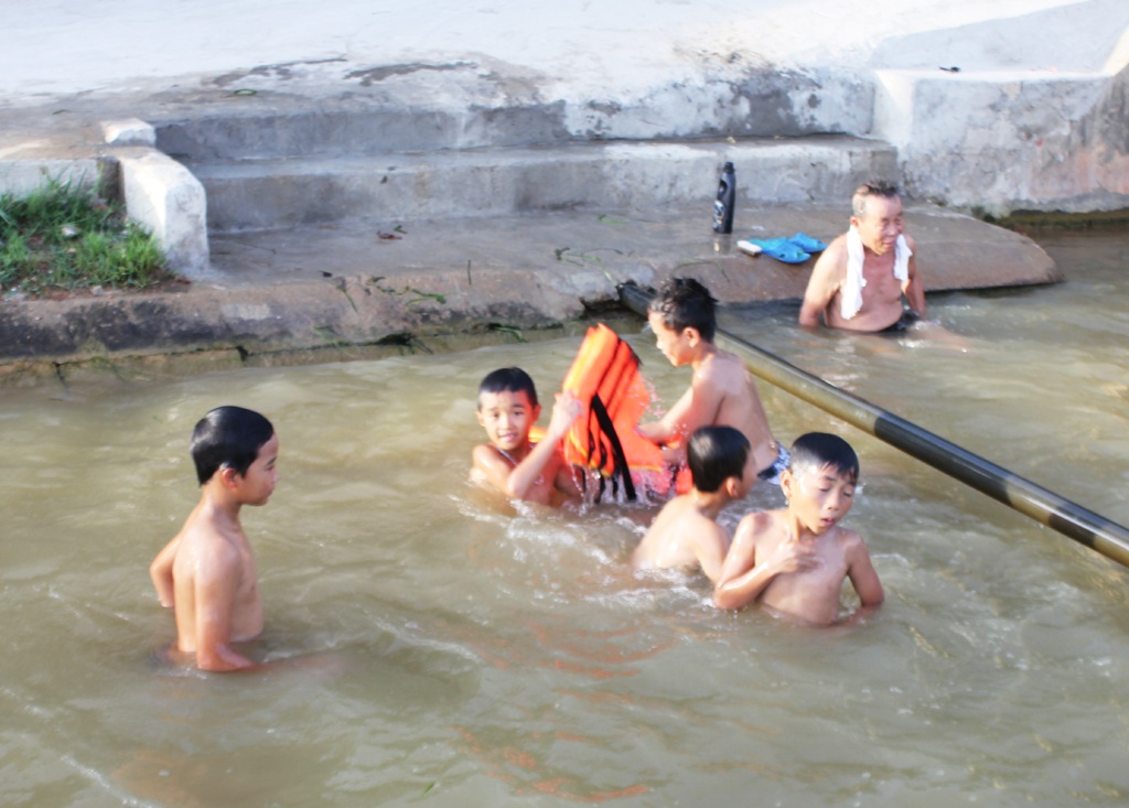 "Rùng mình" xem trẻ em nông thôn tập bơi - 3 "Rùng mình" xem trẻ em nông thôn tập bơi - 3
