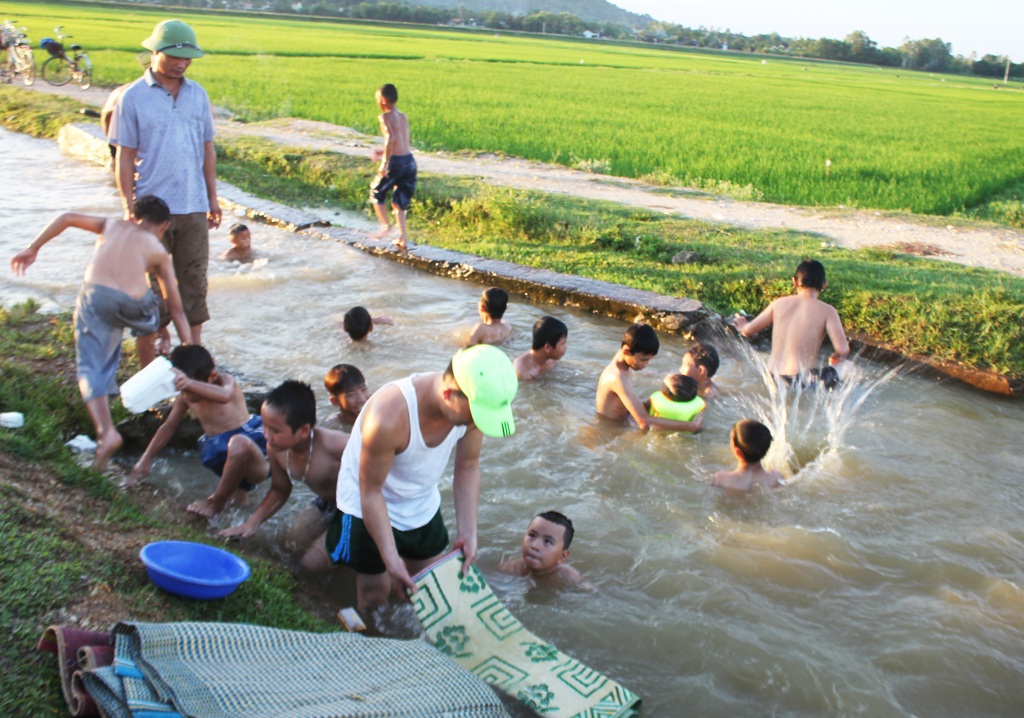 "Rùng mình" xem trẻ em nông thôn tập bơi - 13 Rất ít đứa trẻ được bố hoặc mẹ đi cùng giám sát và bảo vệ khi tập bơi.