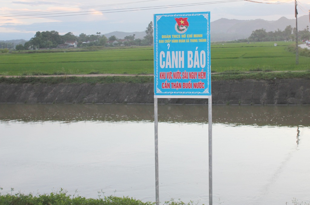 "Rùng mình" xem trẻ em nông thôn tập bơi - 15 Nhiều địa phương tại Yên Thành cắm biển cảnh báo đuối nước nhưng dường như nó chỉ có tác dụng ngay tại điểm cắm biển.