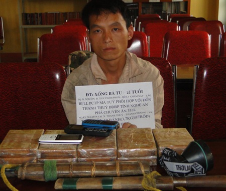 Trùm ma túy người Lào quỳ gối trước toà án Việt Nam xin tha án tử - 1 Xồng Bá Tu thời điểm bị lực lượng biên phòng Nghệ An bắt giữ cùng với tang vật 10 bánh heroin.