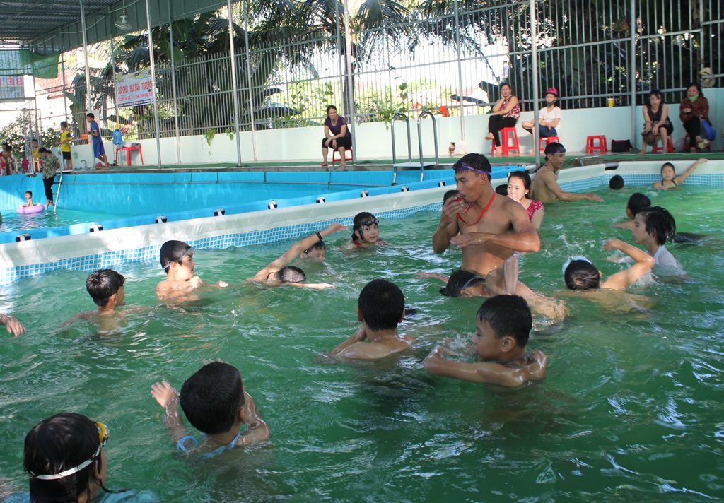 Thầy giáo xây bể, dạy bơi cho học sinh nông thôn - 1
Lớp học bơi của các thầy cô giáo thể dục tại Yên Thành mới đi vào hoạt động nhưng thu hút hơn 200 học sinh lứa tuổi từ 8-14 đến học.