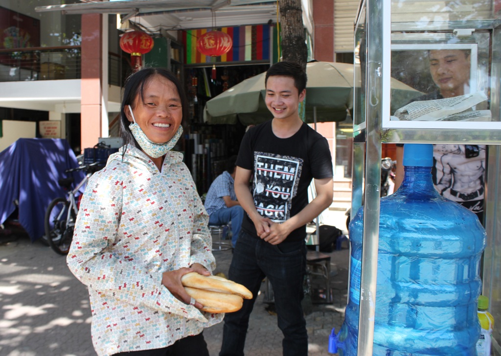 Bánh mì 0 đồng cho người lao động nghèo - 4 ... và cả khách đi đường.