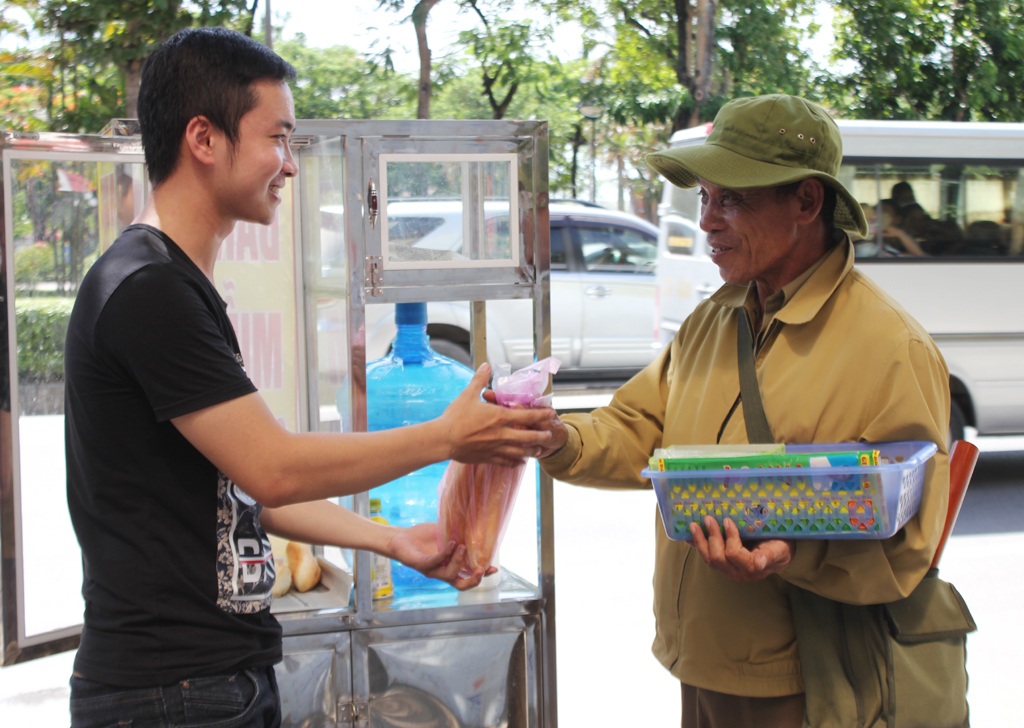 Với sự chung tay của nhiều người, những chiếc bánh mì thơm thảo đã đến tay người lao động nghèo thành phố Vinh.