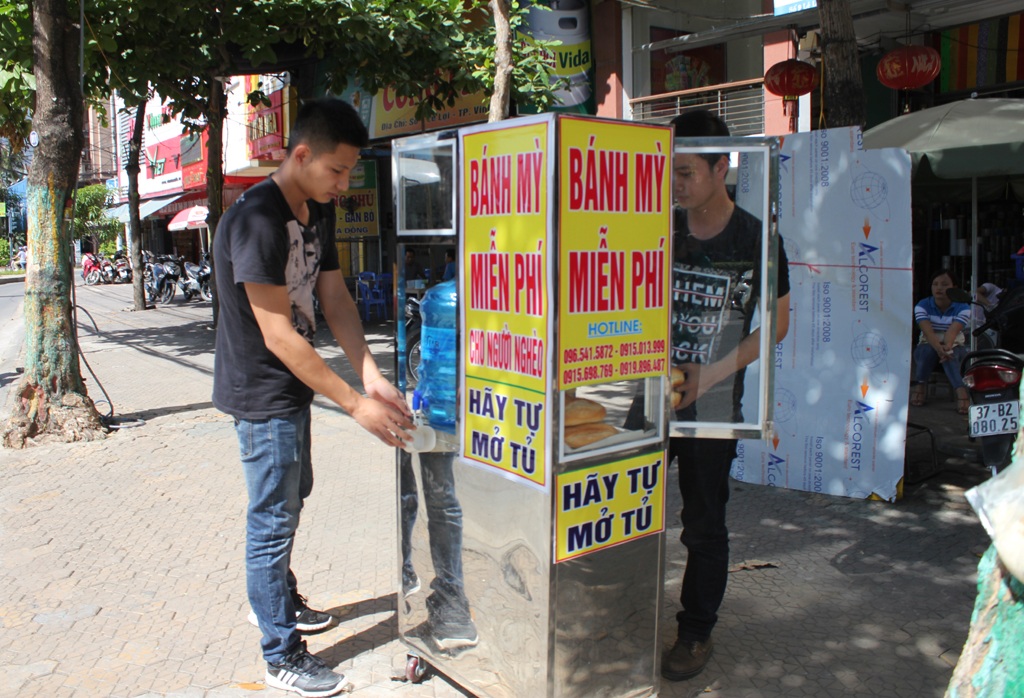 Bánh mì 0 đồng cho người lao động nghèo - 1 Những chiếc bánh mì và nước uống miễn phí đã đến tay người lao động nghèo từ ý tưởng của một sinh viên năm thứ 2 đại học.