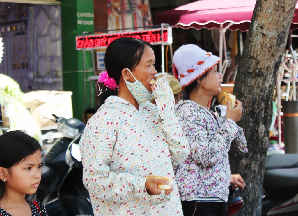 Bánh mì 0 đồng cho người lao động nghèo - 5 Không chỉ giúp những người lao động nghèo, những người khó khăn qua cơn đói mà quan trọng hơn là để tình yêu thương, tính cộng đồng thêm lan tỏa.