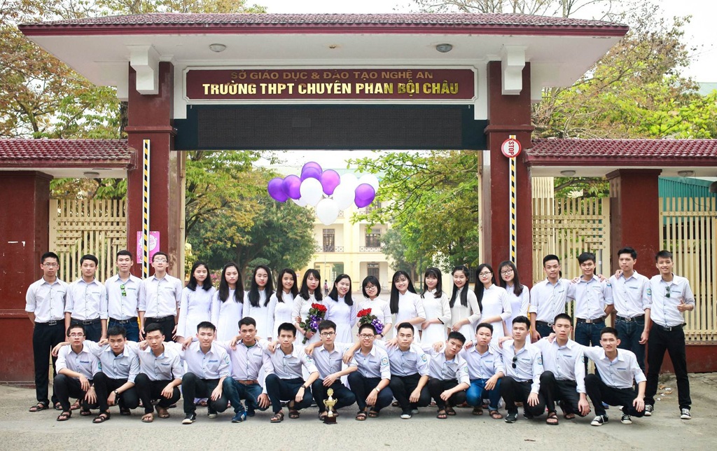 Một lớp có 3 điểm 10 môn Toán kỳ thi THPT quốc gia 2016 - 1 Tập thể lớp 12A1 Trường THPT chuyên Phan Bội Châu được dự đoán là lớp có nhiều thủ khoa, á khoa xét tuyển đại học sau kỳ thi THPT quốc gia 2016 tại cụm thi Vinh (ảnh thầy Thái cung cấp).