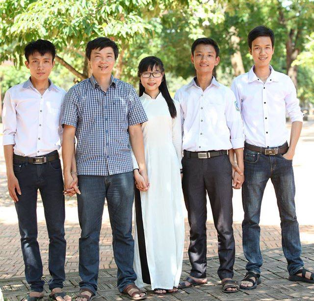 Học trò trường huyện đạt hơn 28 điểm xét tuyển đại học - 2 Trọng (từ hai từ phải sang) cùng thầy giáo và đội tuyển thi HSG môn Vật lý Trường THPT Bắc Yên Thành.