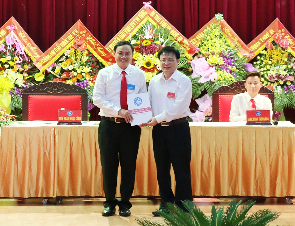 Giám đốc Sở Y tế Nghệ An trao quyết định thành lập Hội Thầy thuốc trẻ Nghệ An.