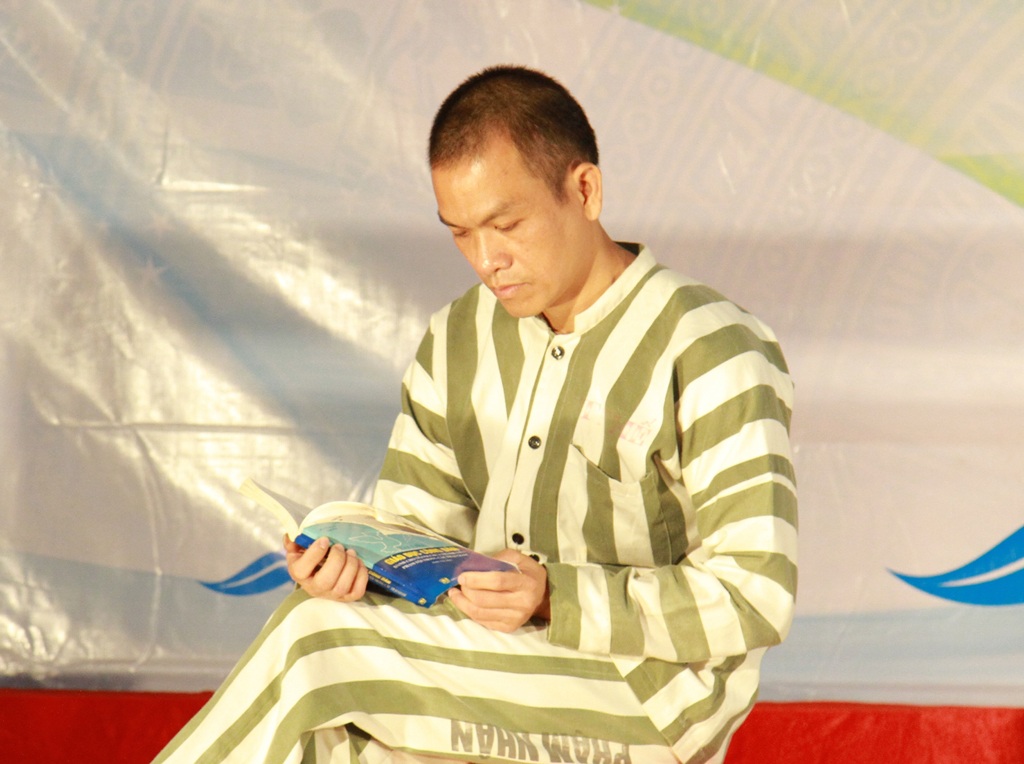 Hành trình "trả nợ cuộc đời" của tử tù bị lãng quên - 3 Phạm nhân Đặng Văn Thế trong 1 phân cảnh về tuyên truyền, phổ biến pháp luật được tổ chức trong trại giam.