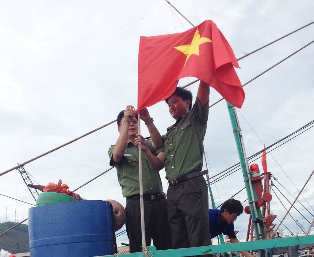 Hàng trăm lá cờ Tổ quốc và phao cứu sinh cùng ngư dân bám biển, bảo vệ chủ quyền - 2 Những lá cờ Tổ quốc sẽ cùng ngư dân Nghệ An bảo vệ, khẳng định chủ quyền Việt Nam trên biển.