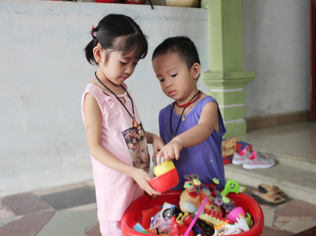 Cha bị giết, mẹ chết vì tai nạn, hai đứa trẻ ngơ ngác trong cảnh mồ côi - 6 Hai đứa trẻ còn quá nhỏ để hiểu hết mỗi mất mát mà chúng đang trải qua.
