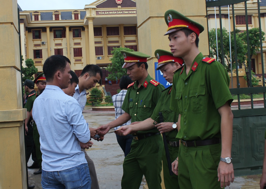 Nhiều vi phạm trong điều tra, xét xử sơ thẩm vụ án tai nạn giao thông gây chết người - 1 Lực lượng bảo vệ phiên tòa kiểm tra giấy tờ tùy thân của những người vào tham dự phiên tòa.
