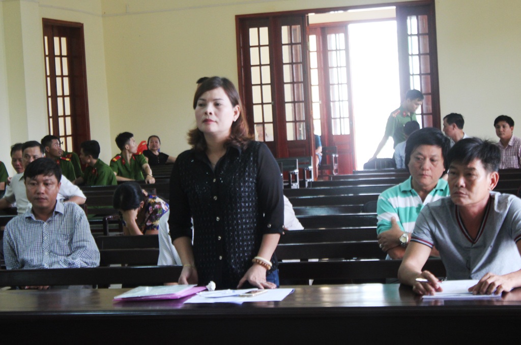 Bà Nguyễn Thị Thắm - chủ lô hàng yêu cầu các bị cáo đền bù gần 300 triệu đồng.