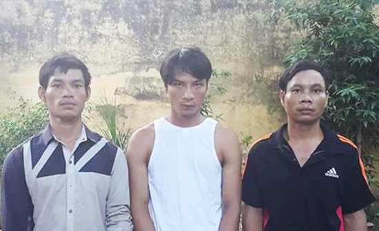 Thuê người "đạp sảy thai" bồ nhí của chồng - 2 Các đối tượng Bền (áo đen), Tuấn và Đàn tại cơ quan điều tra (ảnh H.B).