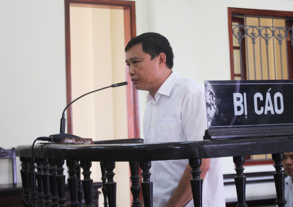 Ông Nguyễn Hữu Dương - Hạt phó hạt kiểm lâm Diễn Châu bị tuyên phạt 18 tháng cải tạo không giam giữ.