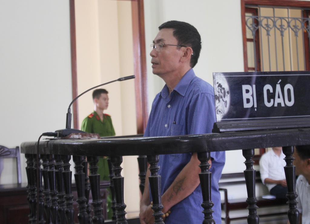 Bị cáo Hồ Xuân Tục - nguyên cán bộ pháp chế Hạt kiểm lâm Diễn Châu bị tuyên phạt 15 tháng tù cho hưởng án treo, thử thách 30 tháng.