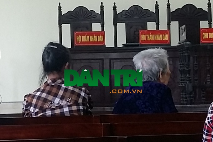 Suýt chết, bà vẫn xin ngồi tù thay để cháu đi học - 2 Cụ Đ. đến tham dự phiên tòa.