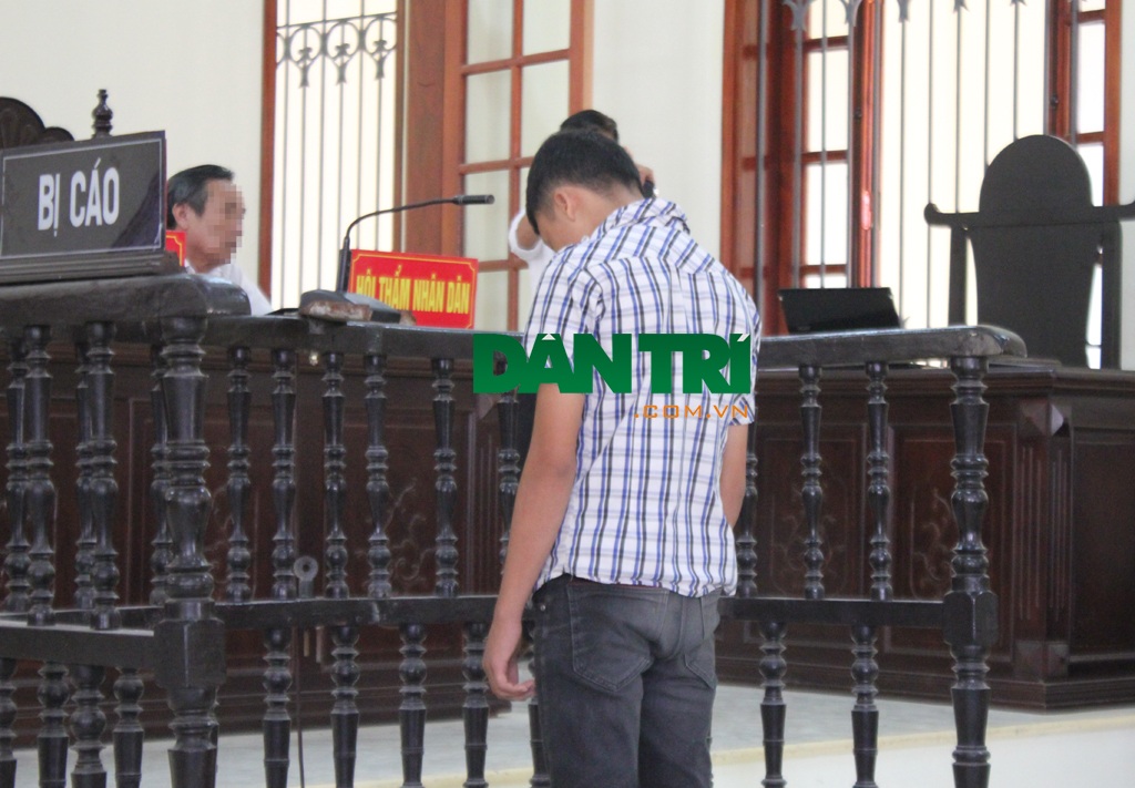 Suýt chết, bà vẫn xin ngồi tù thay để cháu đi học - 1 Nguyễn Văn T. trước vành móng ngựa.