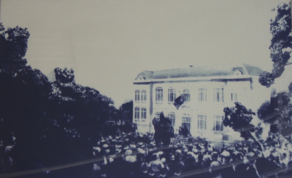 Người dân thị xã Vinh kéo đến Tòa công sứ mít tinh giành chính quyền vào sáng ngày 21/8/1945 (ảnh chụp lại tại Nhà truyền thống Thành phố Vinh).